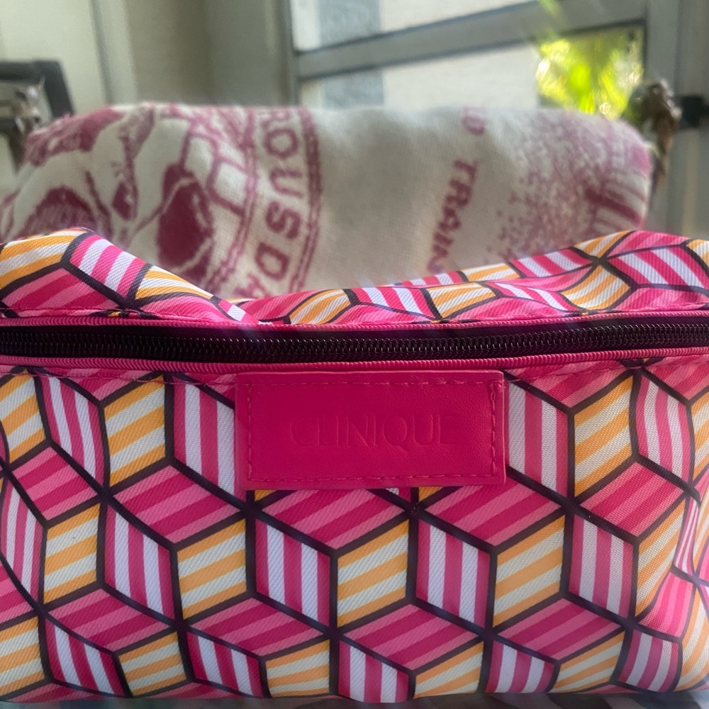 Clinique Stuffed Cosmetic Travel Bag. NWOT • Geometric Pattern.